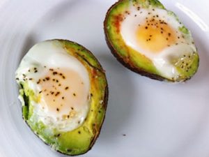 Яйцо с авокадо фото